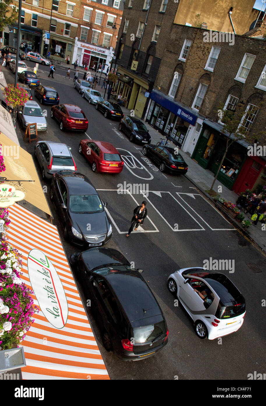 Giunzione di Theberton Street e Upper Street nel quartiere di Islington, prima serata, Londra Foto Stock