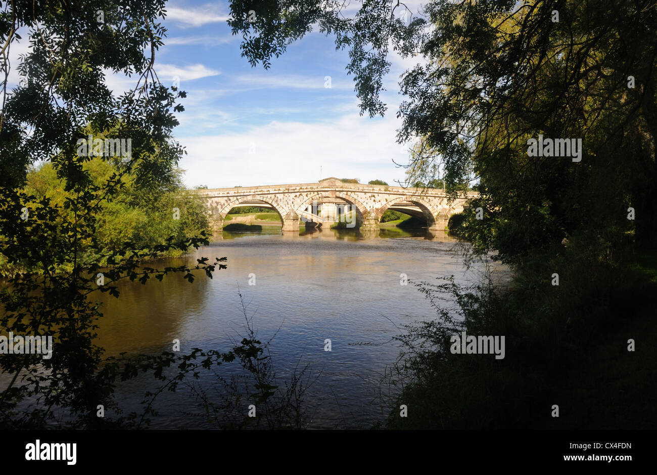 I ponti sul fiume Severn a Atcham, Shropshire, Inghilterra Foto Stock