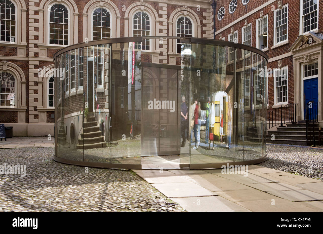 Biennale di Liverpool 2012. Dan Graham artist a 2 vie specchio cilindro diviso in due da acciaio inossidabile perforato, 2011-2012 Foto Stock