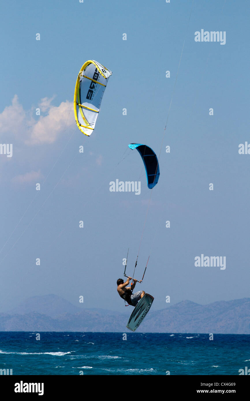Il kitesurfing o kiteboarding sull' isola di Rodi, Egeo, Grecia Foto Stock