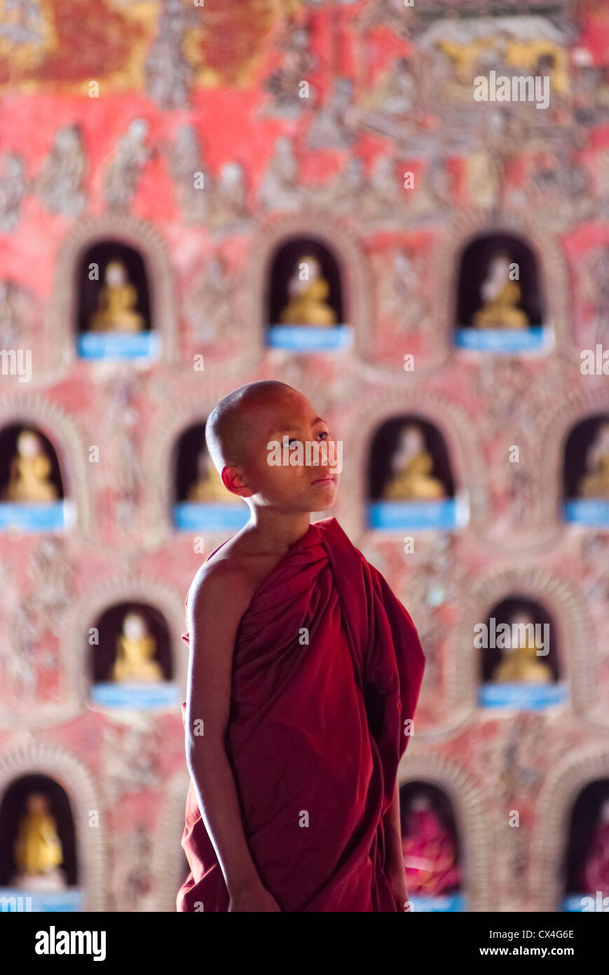 Novizio a Shwe Yan Phe Monastero a Nyaung Shwe, Myanmar. Foto Stock