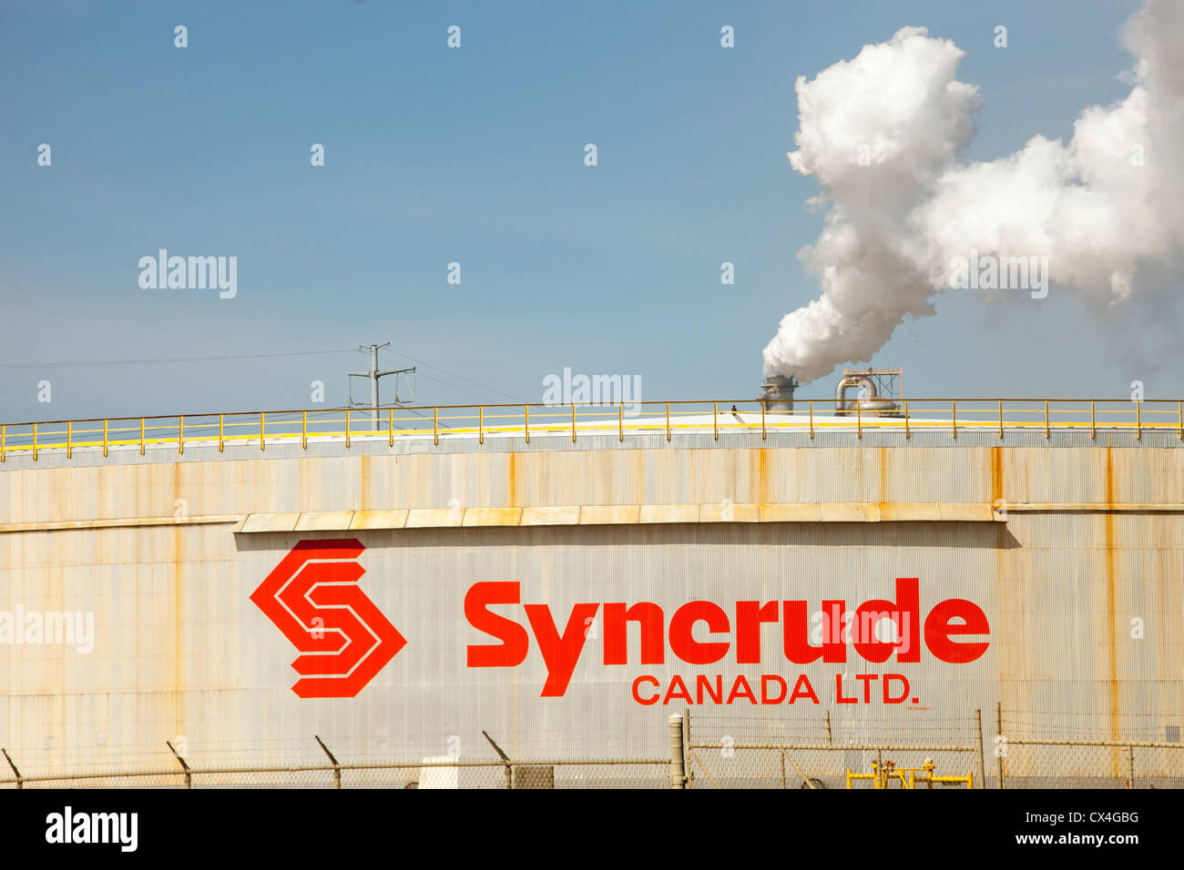 Il Syncrude upgrader impianto. Il tar sands sono il più grande progetto industriale del pianeta e di tutto il mondo più nociva per l'ambiente. L'olio sintetico prodotto da loro è 3 volte più intenso di carbonio rispetto a quelli convenzionali di forniture di petrolio, un disastro per il clima. Essi sono responsabili per il secondo tempo più veloce tasso di deforestazione del pianeta. Seconda solo alla foresta amazzonica. Essi producono milioni di litri di altamente inquinata acqua ogni giorno che si infiltra nel fiume Athabasca e ha gravi ripercussioni per la salute su prima nazione i popoli che vivono a valle. Foto Stock