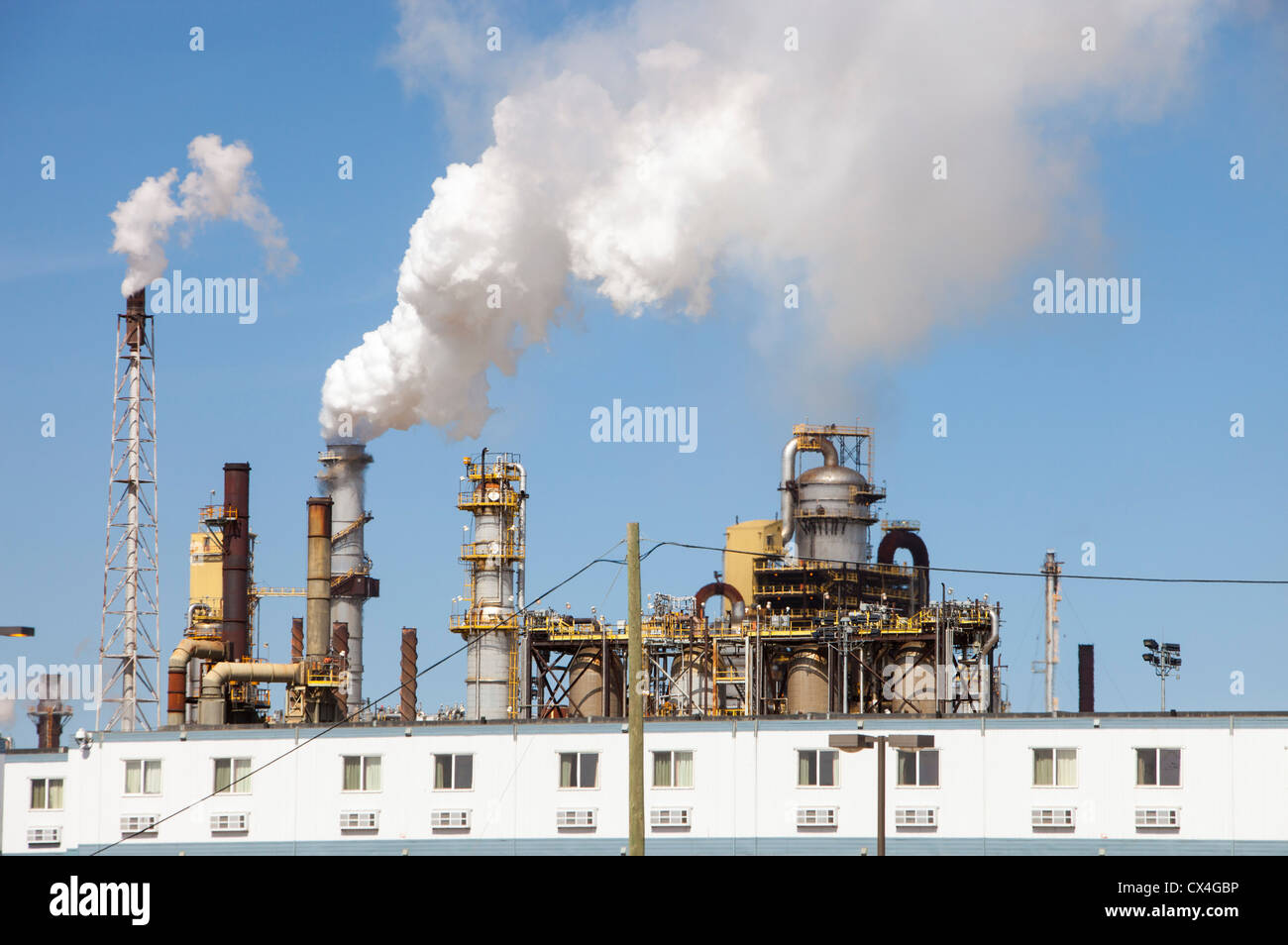 Il Syncrude upgrader impianto. Il tar sands sono il più grande progetto industriale del pianeta e di tutto il mondo più nociva per l'ambiente. L'olio sintetico prodotto da loro è 3 volte più intenso di carbonio rispetto a quelli convenzionali di forniture di petrolio, un disastro per il clima. Essi sono responsabili per il secondo tempo più veloce tasso di deforestazione del pianeta. Seconda solo alla foresta amazzonica. Essi producono milioni di litri di altamente inquinata acqua ogni giorno che si infiltra nel fiume Athabasca e ha gravi ripercussioni per la salute su prima nazione i popoli che vivono a valle. Foto Stock