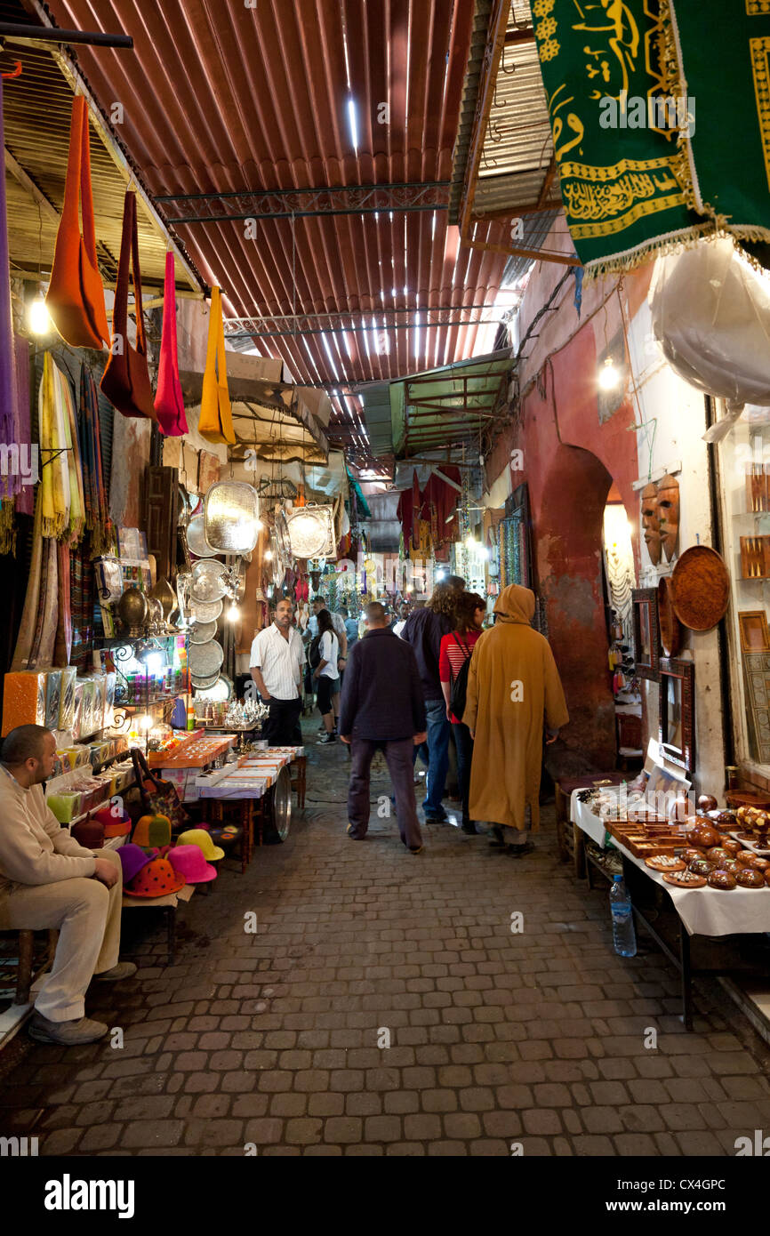 Shopping nei souk della medina di Marrakech, Marocco, 1 Aprile 2012 Foto Stock