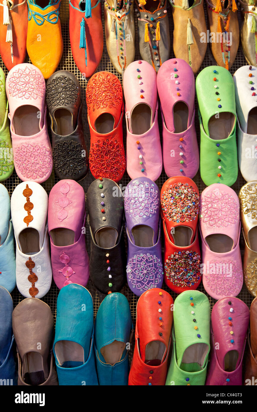 Pantofole marocchino per la vendita nel souk di Marrakech, Marocco, 1 Aprile 2012 Foto Stock
