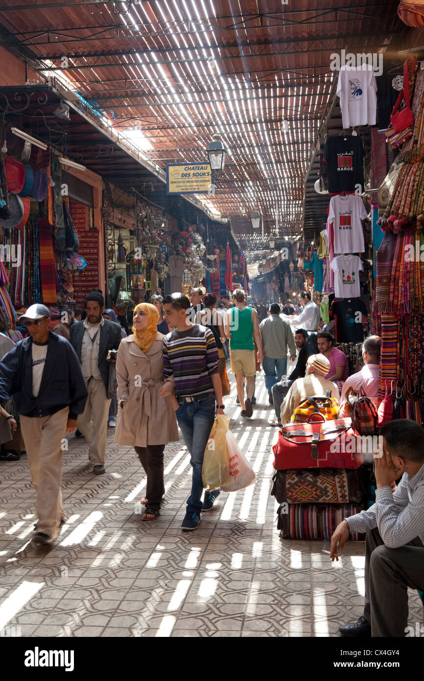Shopping nei souk della medina di Marrakech, Marocco, 1 Aprile 2012 Foto Stock