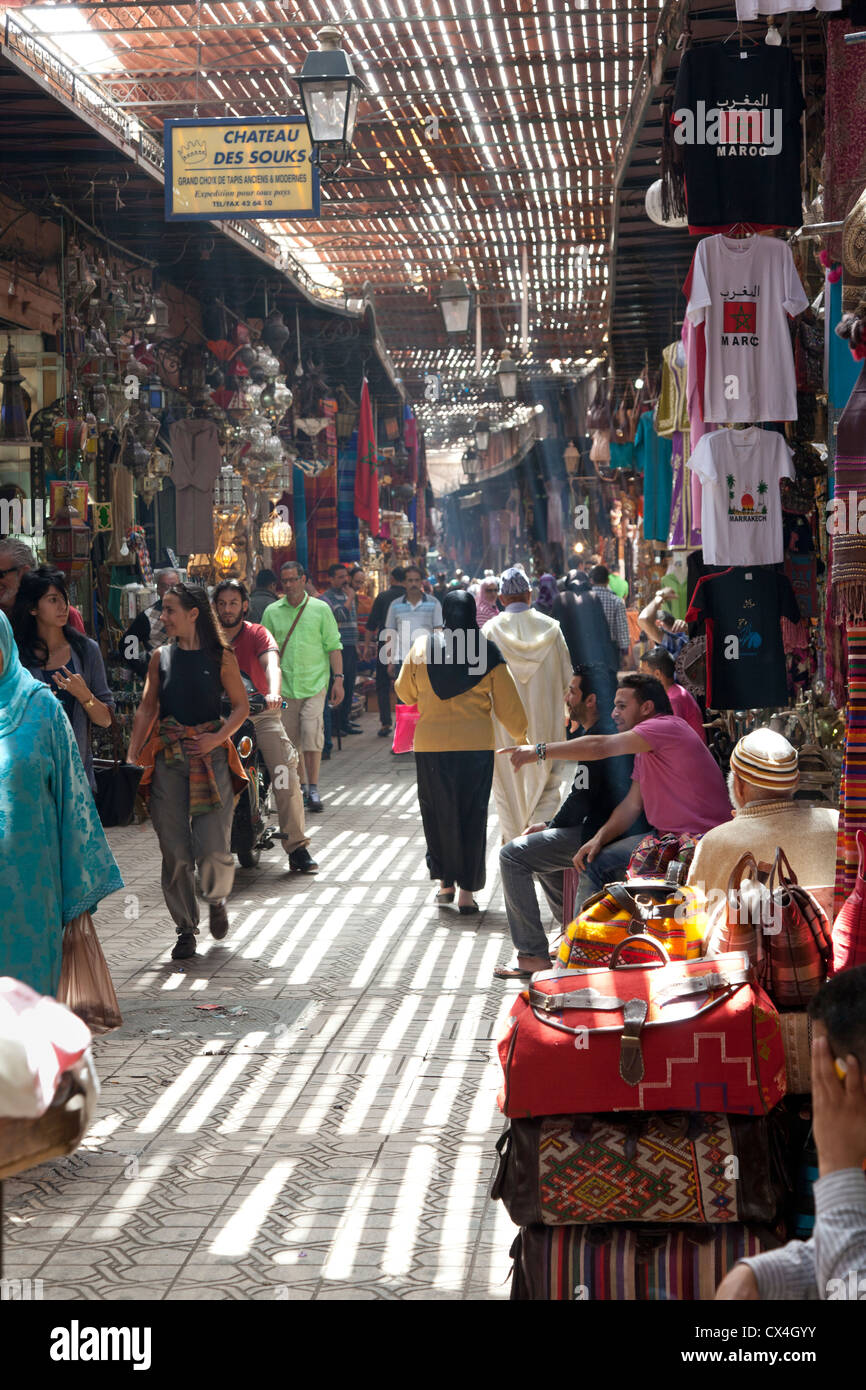 Shopping nei souk della medina di Marrakech, Marocco, 1 Aprile 2012 Foto Stock