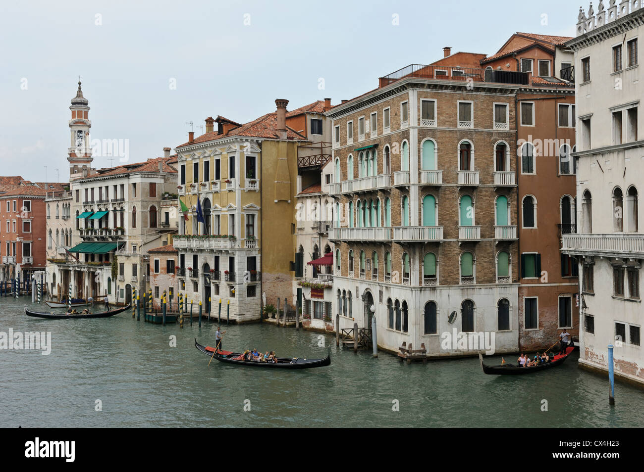 Esplorare Venezia dal Canal Grande, Rialto, Venezia, Italia. Foto Stock
