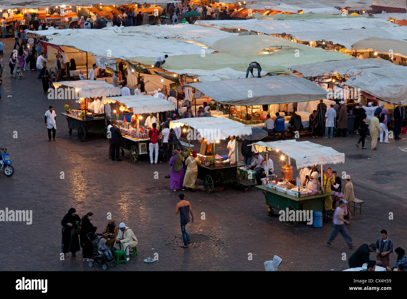 Chioschi presso la piazza Jamaa el Fna market Marrakesh, Marocco, aprile 1,2012 Foto Stock