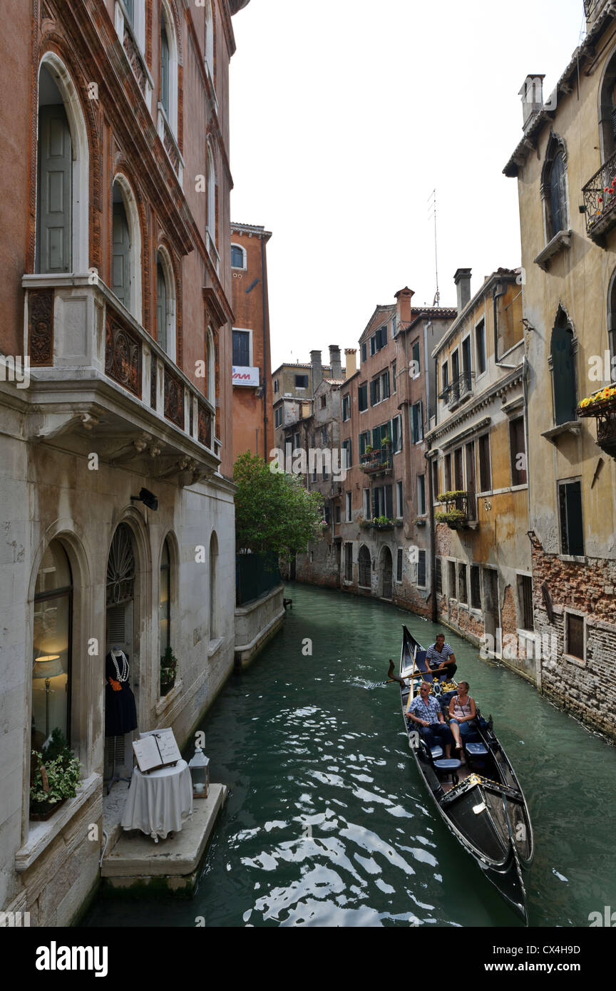 Gondola con turisti sul canale veneziano, Venezia, Italia. Foto Stock