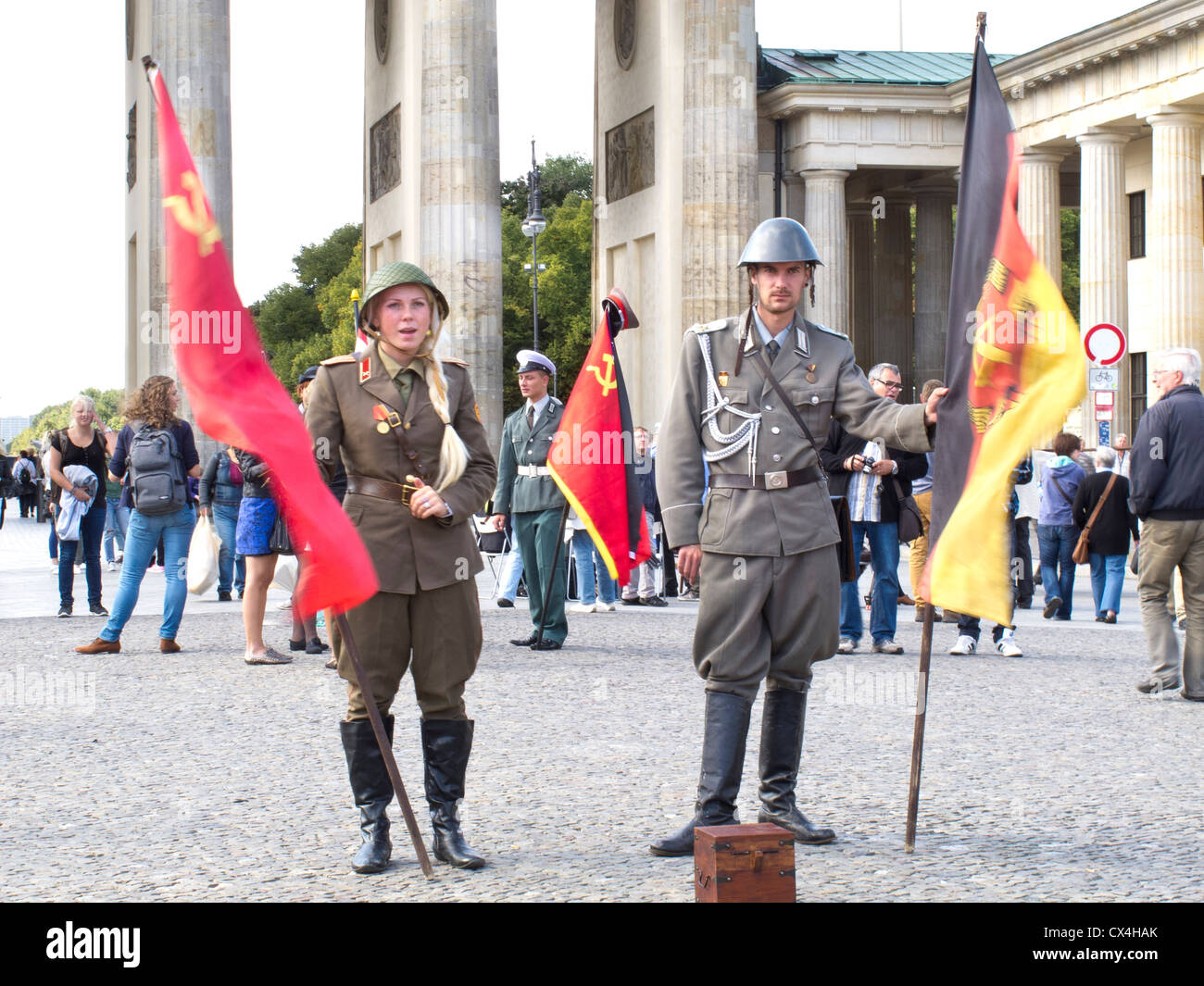 Berlino presso la Porta di Brandeburgo con le guardie di frontiera in posa per avere la tua foto scattata - Pariser Platz Foto Stock