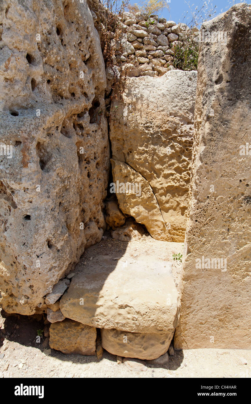 I montanti delle porte a te i templi di Ggantija vicino Xagha, isola di Gozo, vicino a Malta, Mare Mediterraneo. Foto Stock