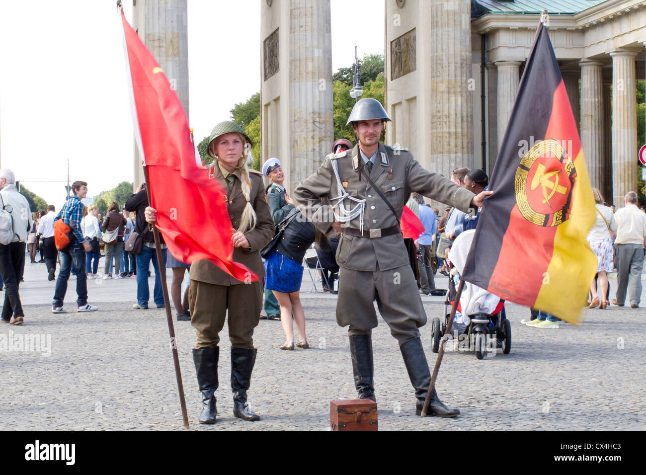 Berlino presso la Porta di Brandeburgo con le guardie di frontiera in posa per avere la tua foto scattata - Pariser Platz Foto Stock