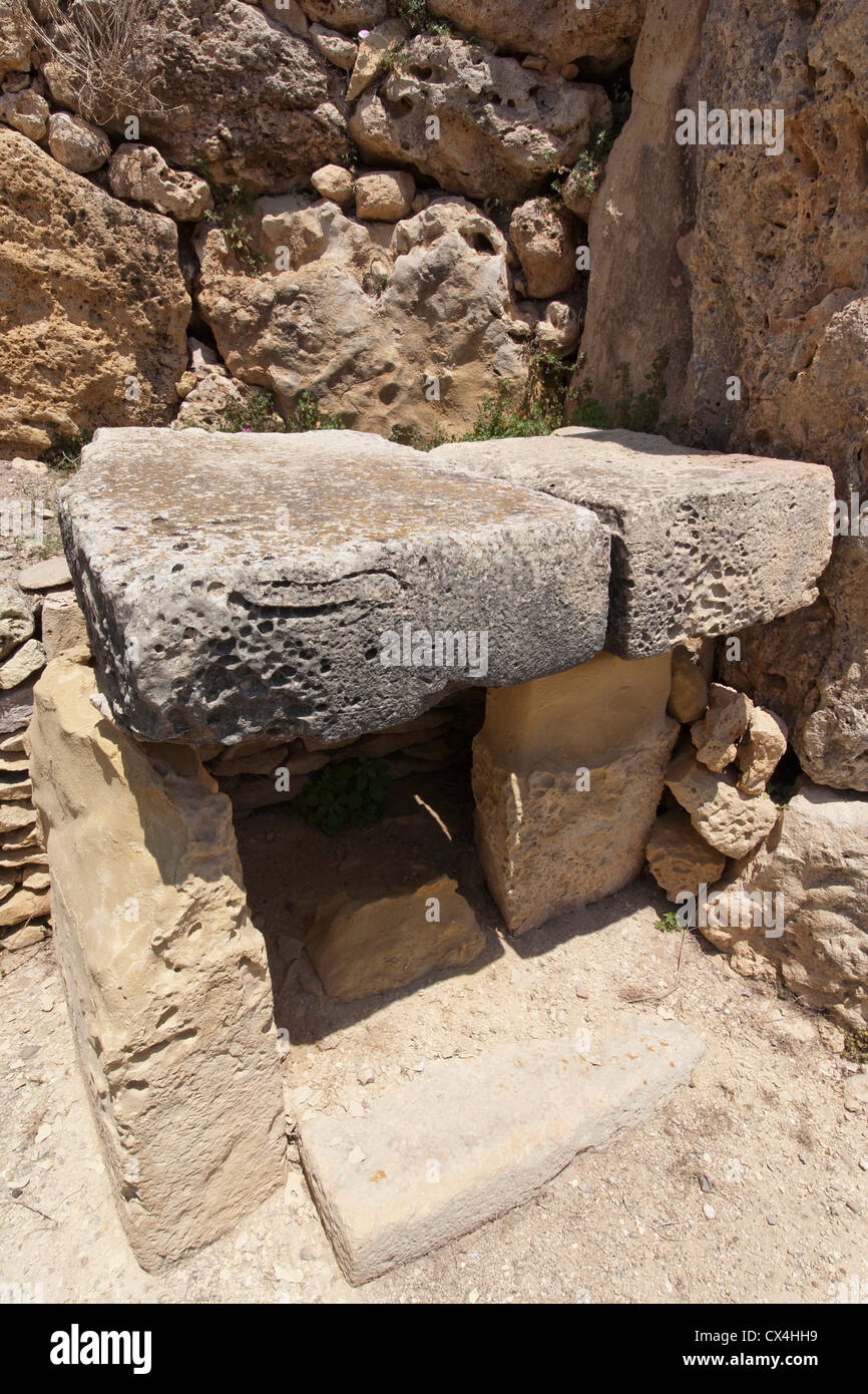 Altare dei blocchi in corrispondenza dei templi di Ggantija vicino Xagha, isola di Gozo, vicino a Malta, Mare Mediterraneo. Foto Stock