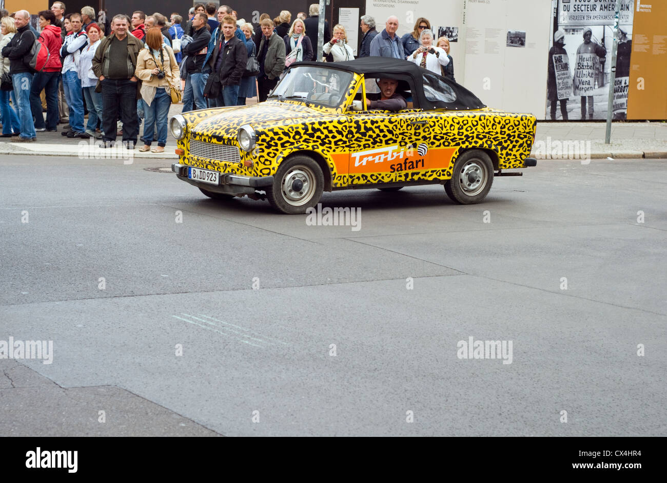 Una Trabant guida auto per le strade di Berlino in Germania Foto Stock