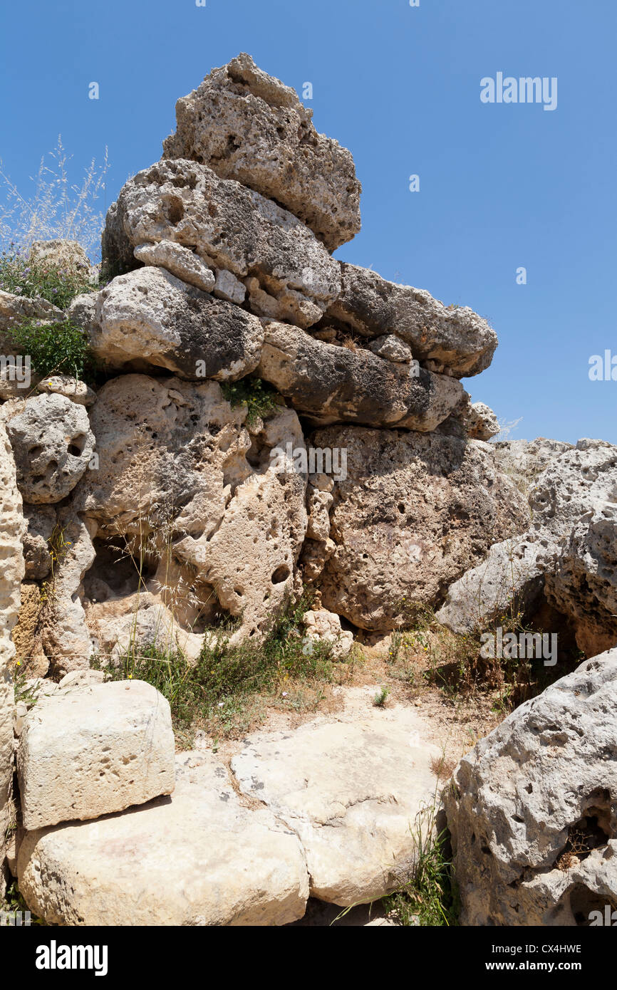 Colpo verticale della parete esterna dei templi di Ggantija vicino Xagha, isola di Gozo, vicino a Malta, Mare Mediterraneo. Foto Stock