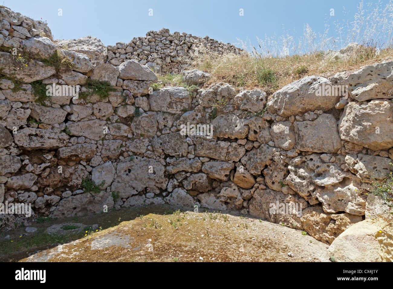 Tipica camera arrotondato in corrispondenza dei templi di Ggantija vicino Xagha, isola di Gozo, vicino a Malta, Mare Mediterraneo. Foto Stock