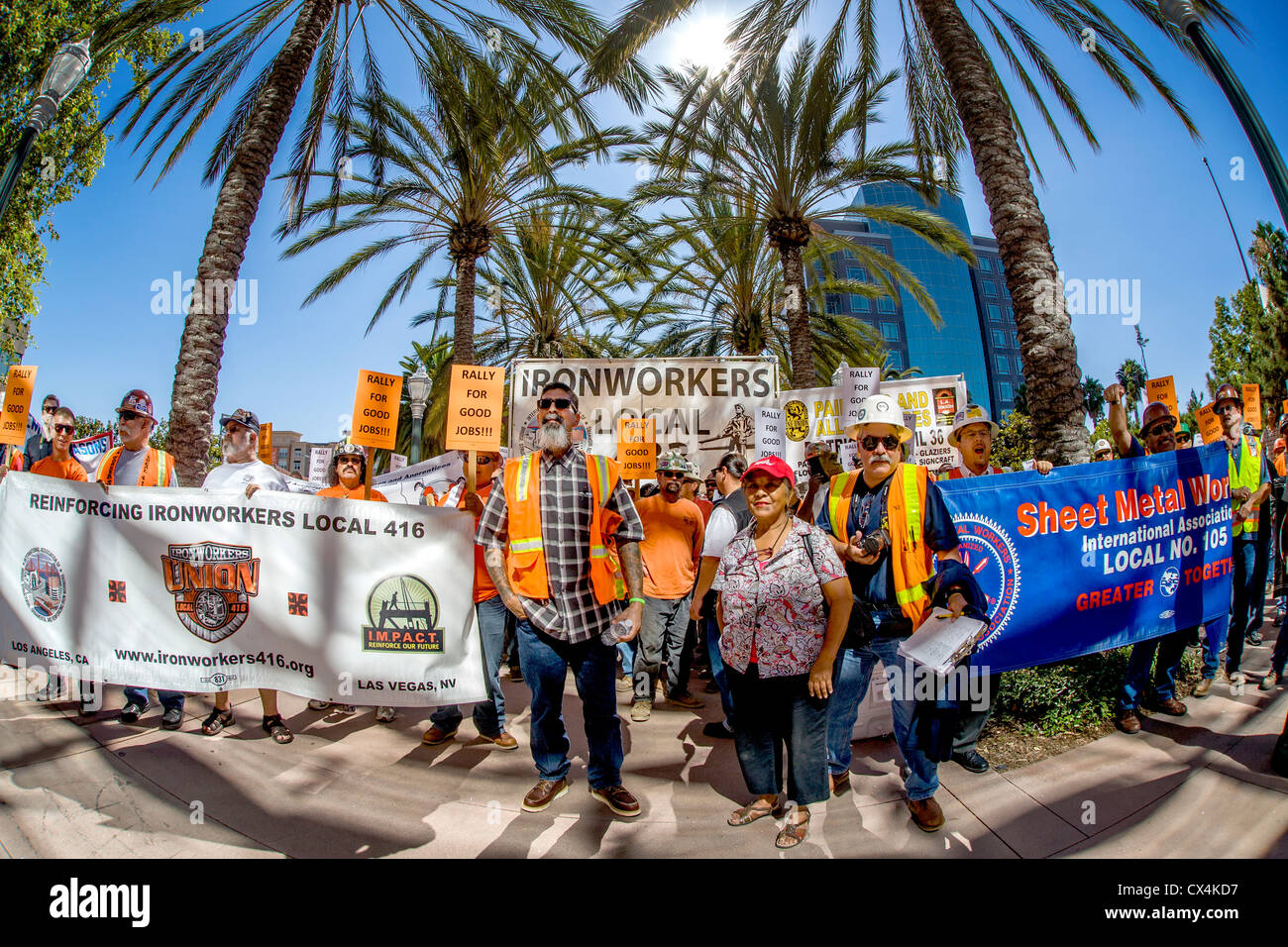 Ad Anaheim, CA, municipio lavoratori protestare contro una città consiglio scrutinio provvedimento restrittivo di lavoratori locali' affitto. Foto Stock