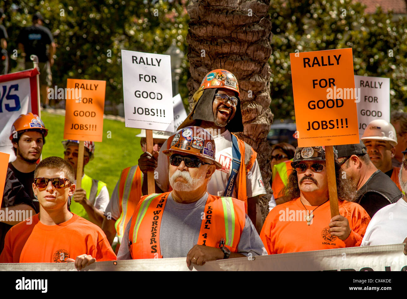 Ad Anaheim, CA, municipio lavoratori protestare contro una città consiglio scrutinio provvedimento restrittivo di lavoratori locali' affitto. Foto Stock
