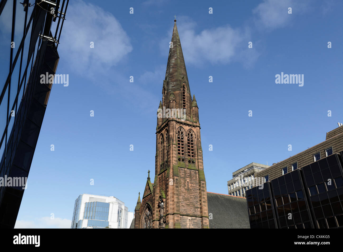 Il campanile della chiesa parrocchiale di San Columba in St Vincent Street a Glasgow, Scozia, Regno Unito Foto Stock