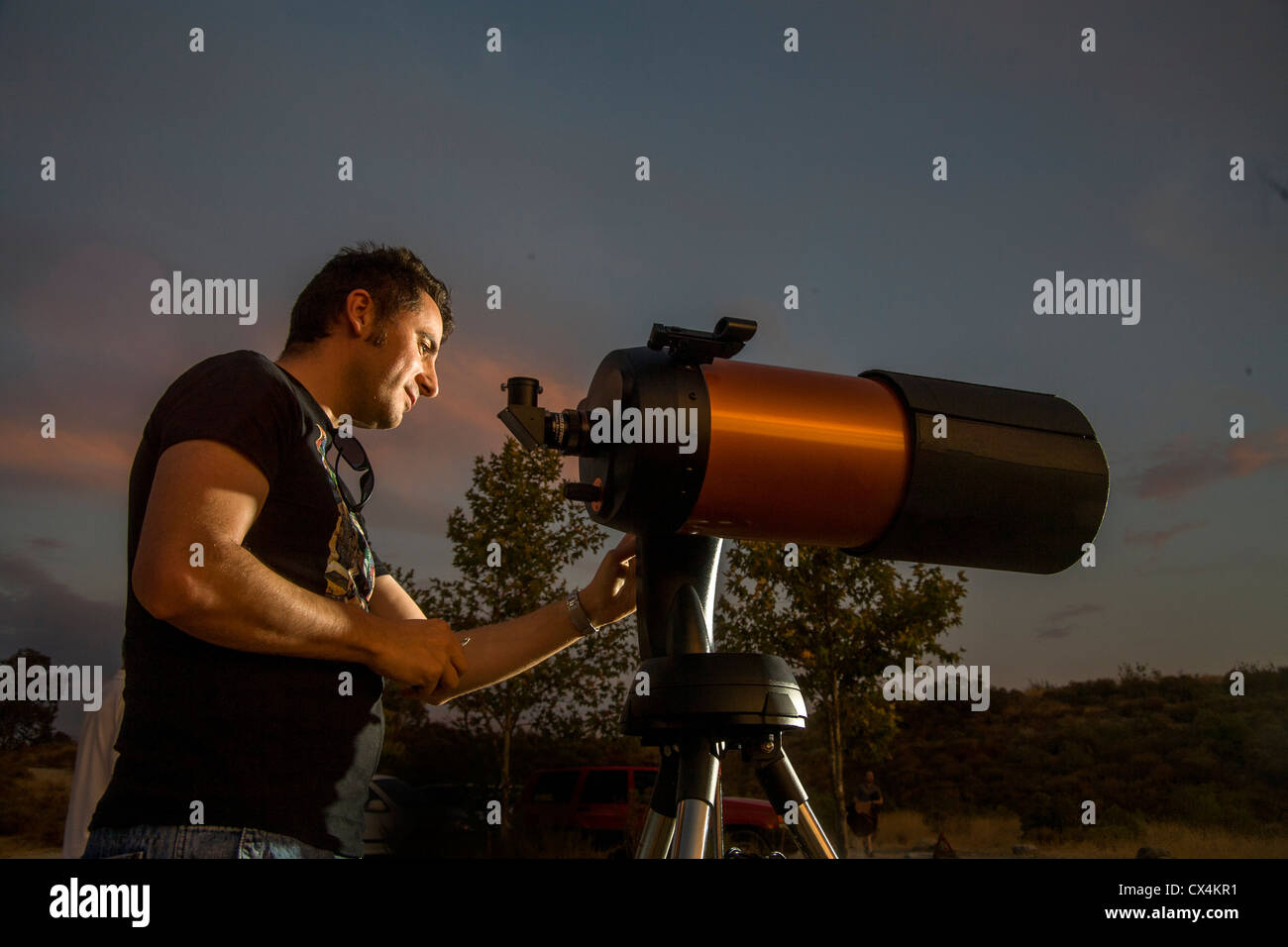 Un astronomo dilettante prepara il suo 2,000mm catadioptic telescopio per guardare le stelle su una serata in Orange County, CA. Foto Stock