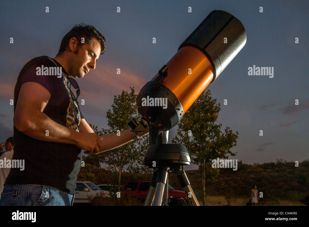Un astronomo dilettante prepara il suo 2,000mm catadioptic telescopio per guardare le stelle su una serata in Orange County, CA. Foto Stock