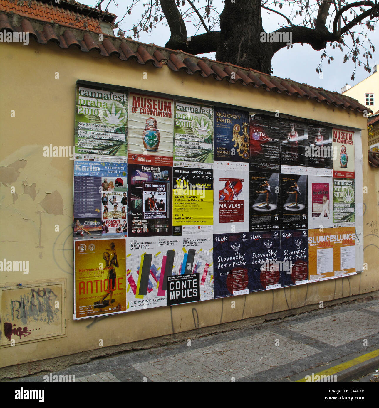 Praga, Old Town in autunno, a parete con manifesti pubblicitari Foto Stock
