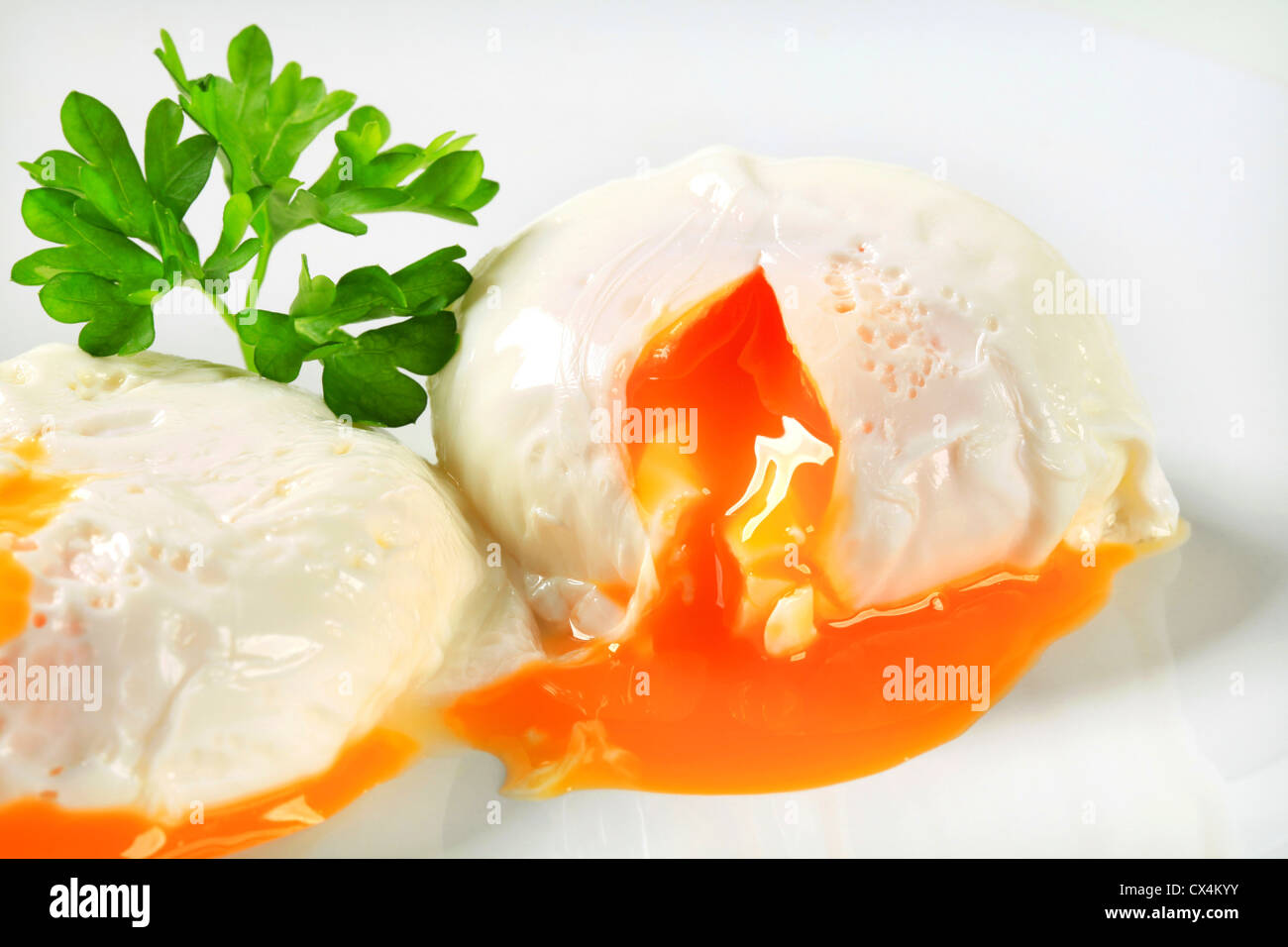 Due uova in camicia su piastra Foto Stock