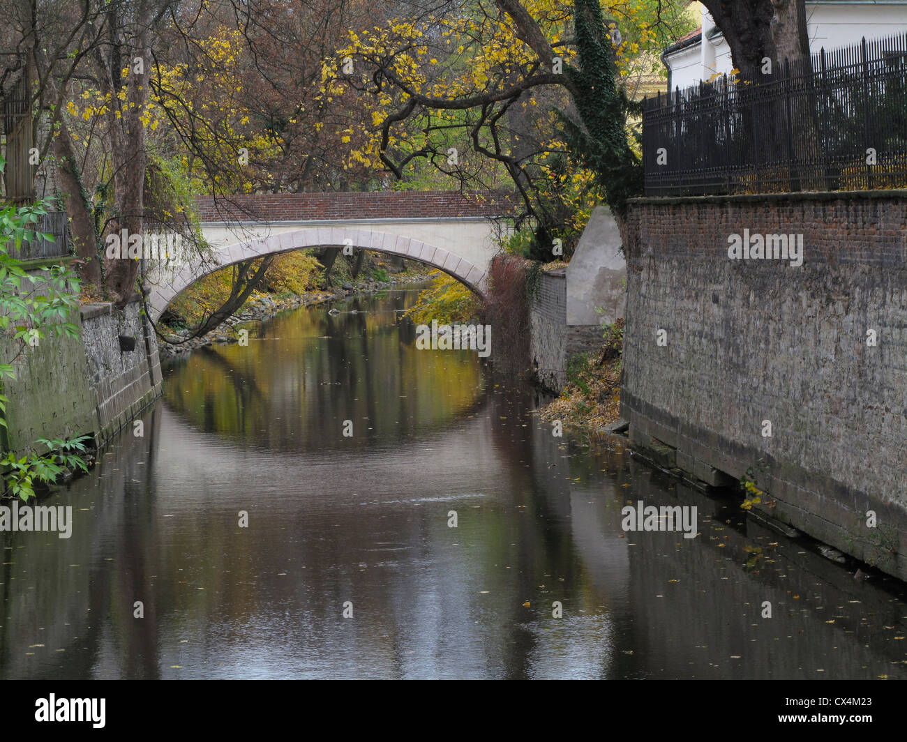 Praga ,città vecchia, il ponte sul Certovka 'Devil dello stream' in autunno Foto Stock