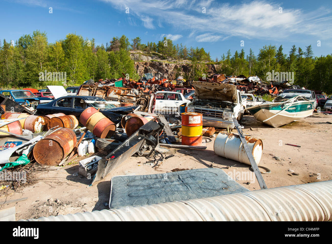 Un metallo di scarto dump in Fort Chipewyan, Alberta, Canada. Foto Stock