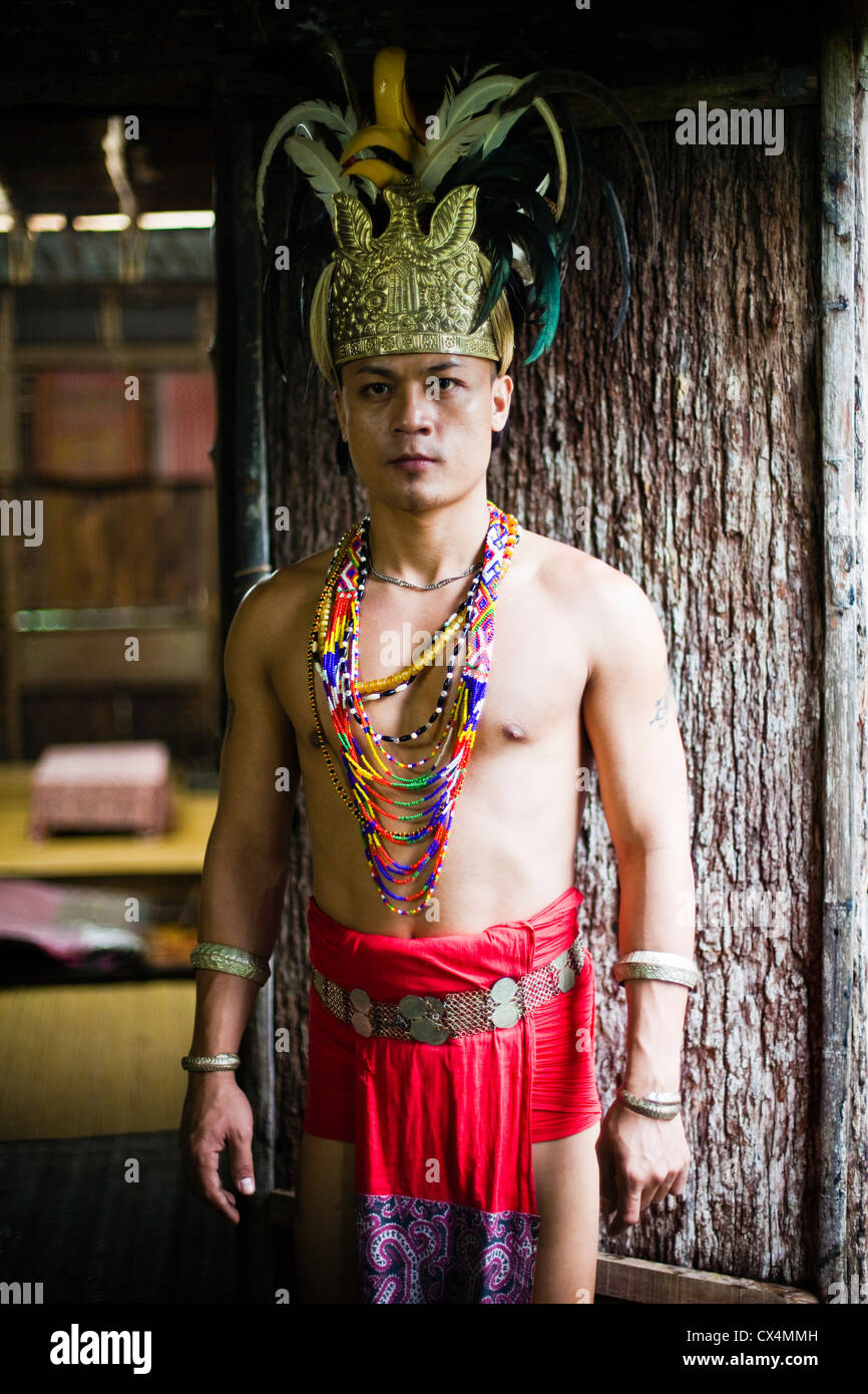 Iban uomo in abito tradizionale al Sarawak Villaggio Culturale, il Damai Beach. Kuching, Sarawak, Borneo, Malaysia Foto Stock