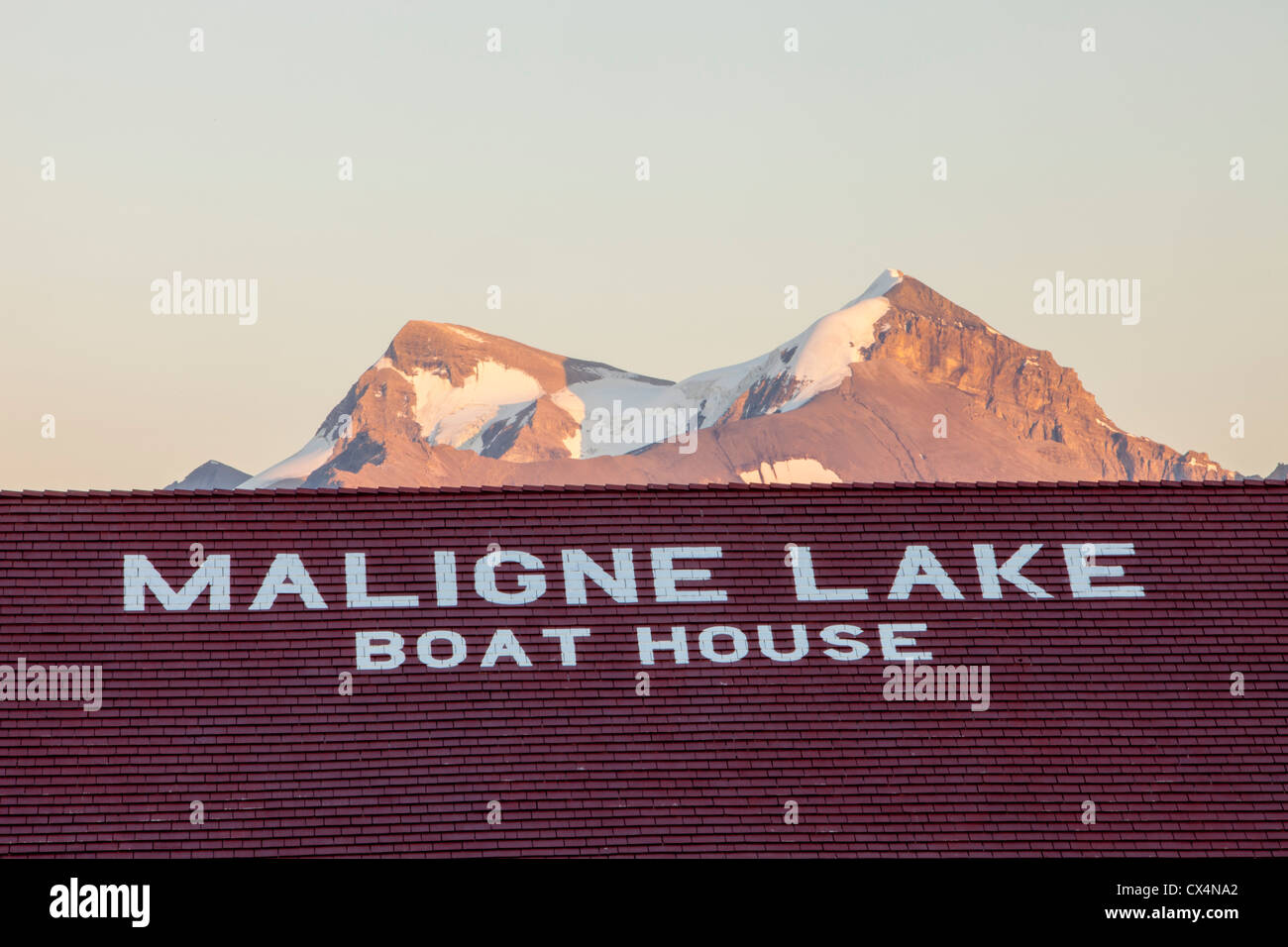 Il Lago Maligne boat house e montagne sopra Jasper nelle Montagne Rocciose Canadesi. Foto Stock