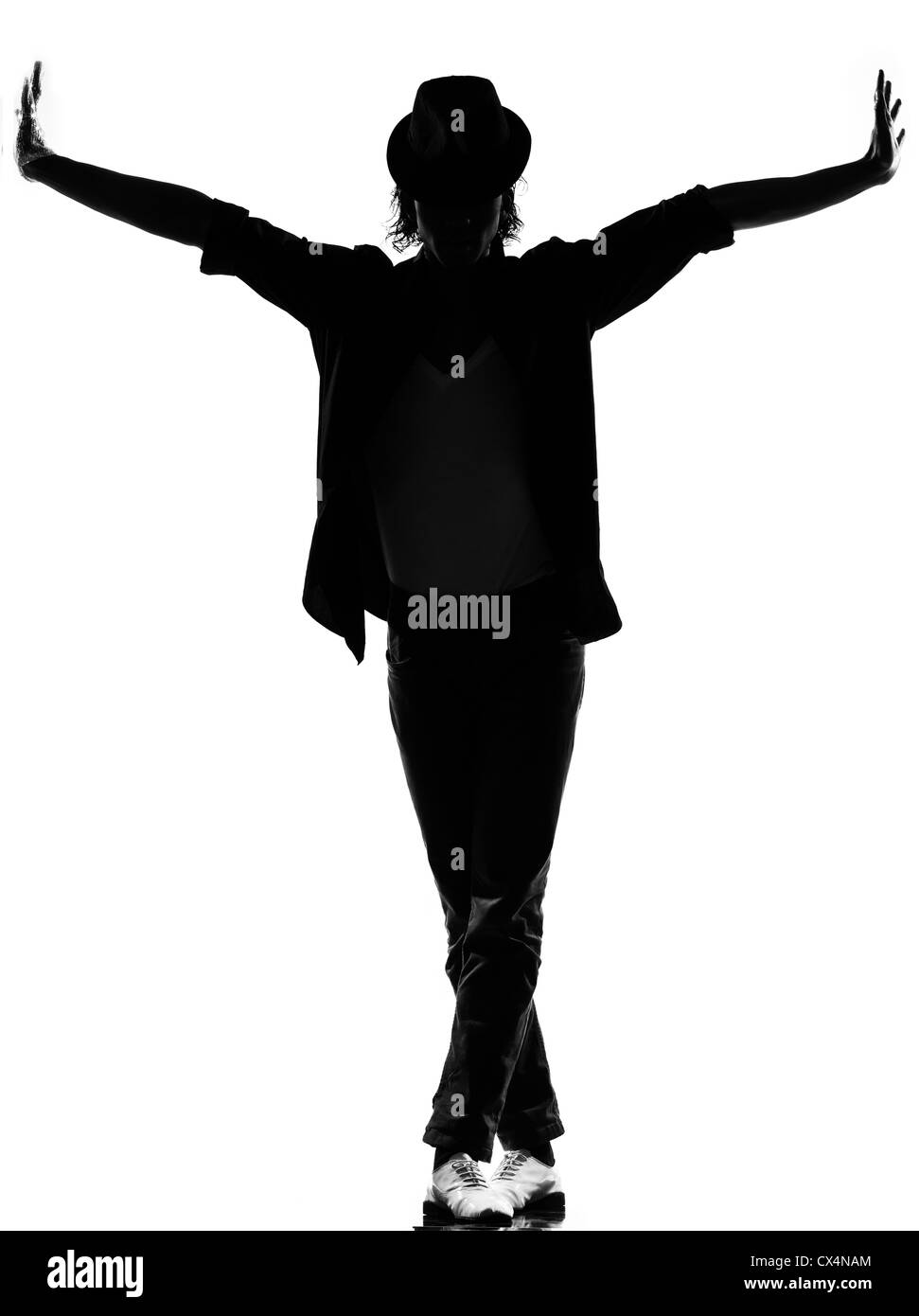 Lunghezza completa silhouette di un giovane ballerino di danza funky hip hop r&b su studio isolato sfondo bianco Foto Stock