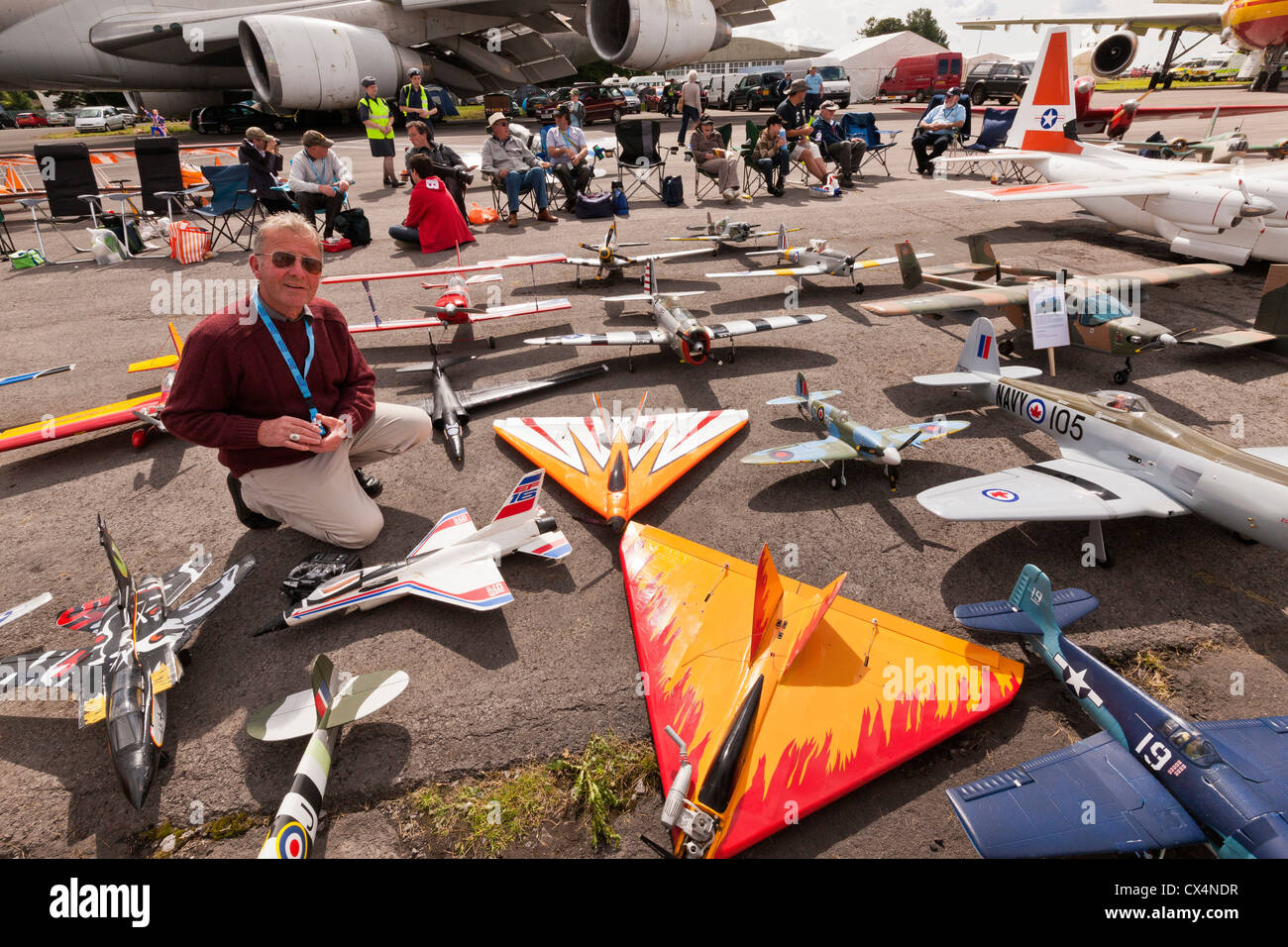 Model Maker Colin Matthews con il display del modello di aeromobile a Best of British Show, Cotswold (Kemble EGBP) Aeroporto. JMH6083 Foto Stock