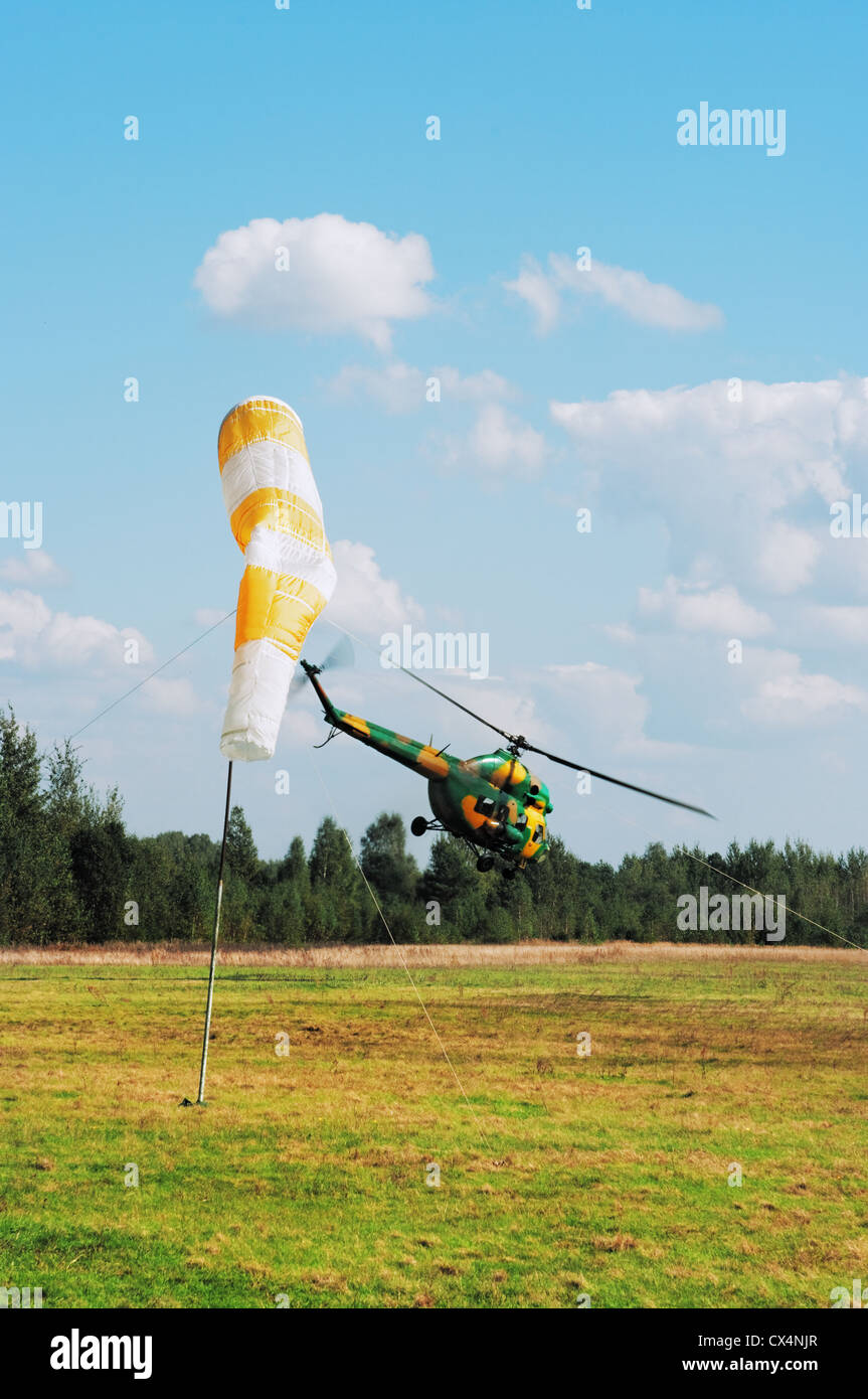 Elicottero sul campo di aviazione di erba. Foto Stock