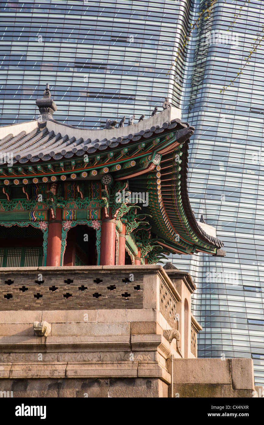 Classica architettura asiatica incontra il moderno in vetro e acciaio fabbricati a Seul, Corea del Sud Foto Stock