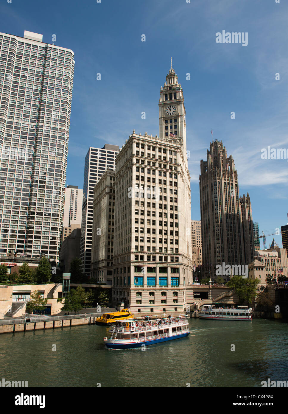 Tour in barca sul fiume di Chicago con alti edifici al di là in una giornata di sole. Foto Stock