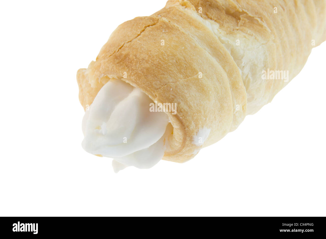 Primo piano di una sfoglia di pasta cotta al forno con crema bianca il riempimento isolato su bianco Foto Stock