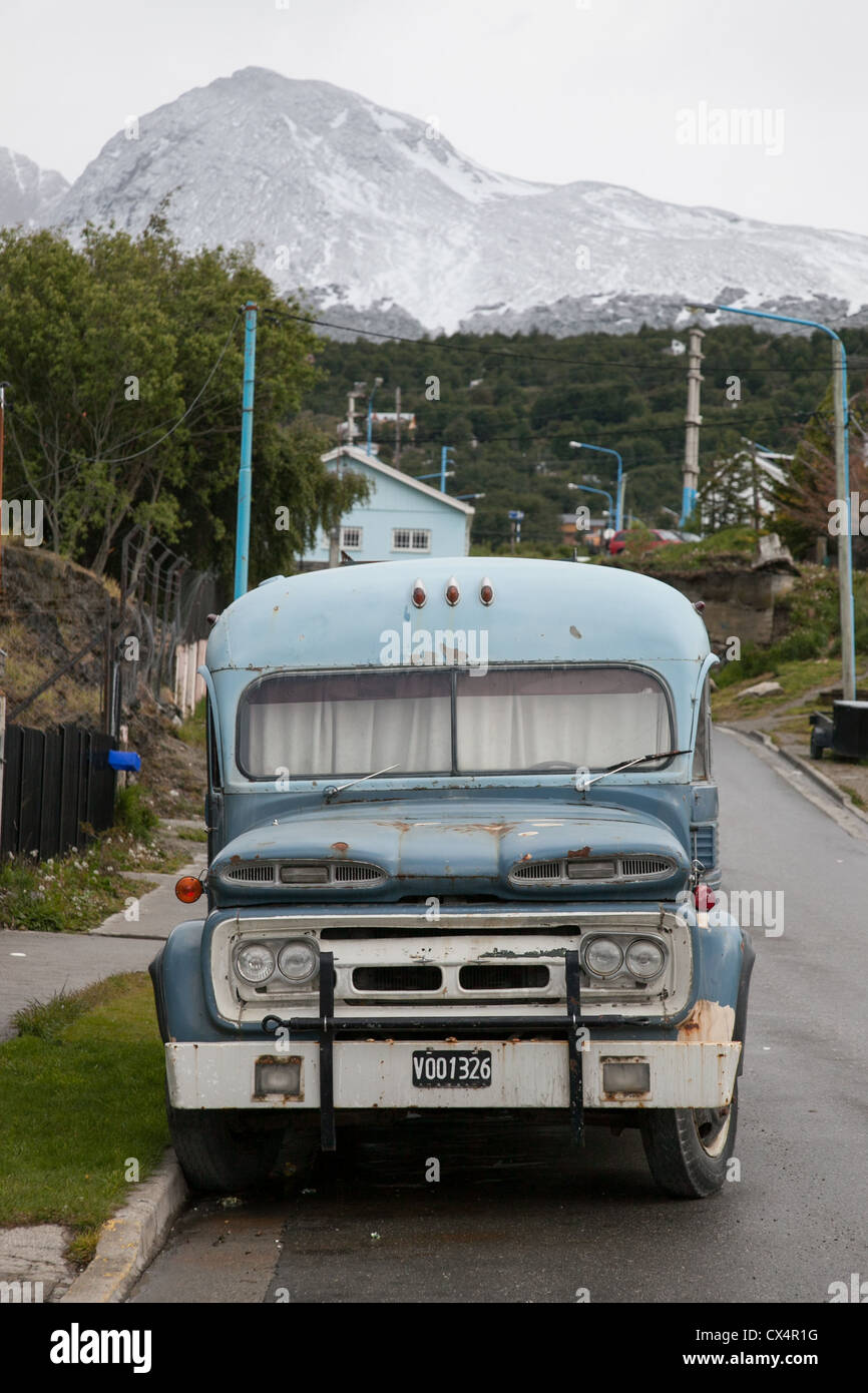 Un antico autobus blu ai piedi di una montagna in Ushuaia, Argentina Foto Stock