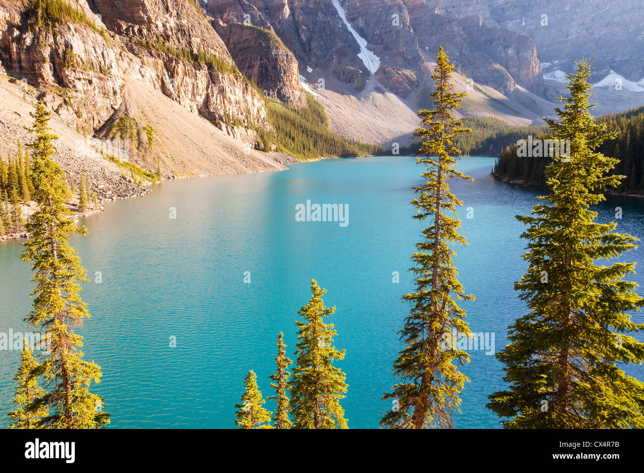 Il Moraine Lake nelle Montagne Rocciose canadesi è uno dei più pittoreschi, luoghi belli in tutta la montagne rocciose. Foto Stock