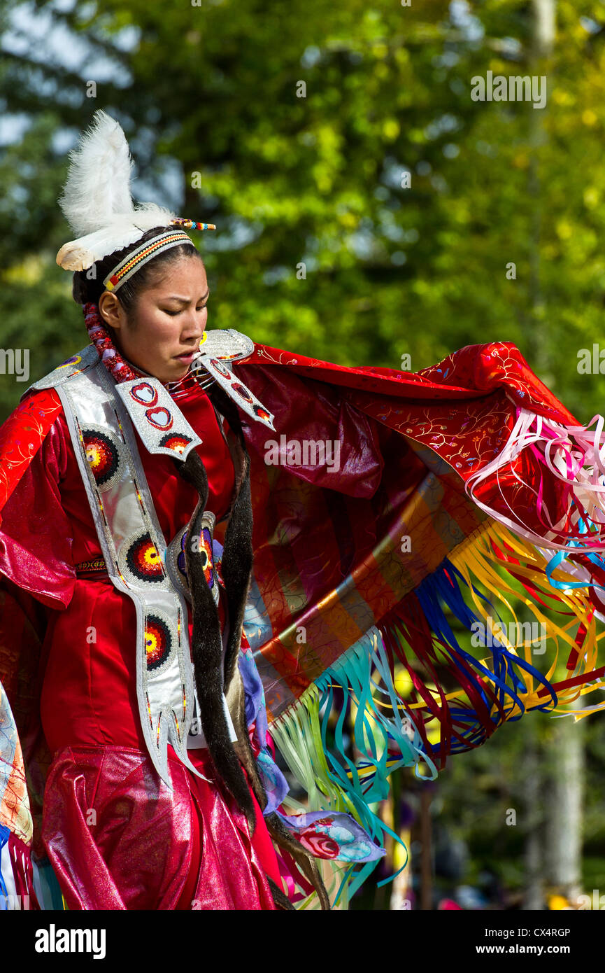 Ballerino nativo al trattato 7 Prime Nazioni Powwow, tenutasi presso Heritage Park di Calgary Alberta Canada Foto Stock