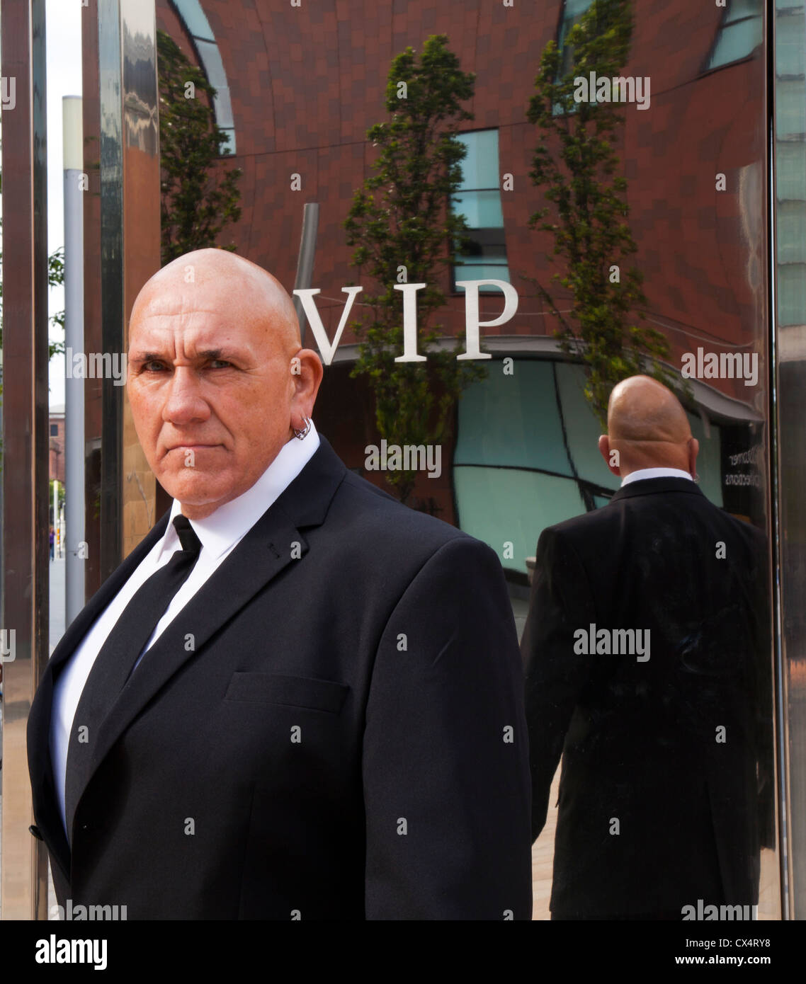 Portiere a VIP Ingresso. Liverpool, Mersyeyside, UK. L'inaspettato ospite Festival Biennale 2012 - la mostra delle opere di 60 leader e gli artisti emergenti. Foto Stock