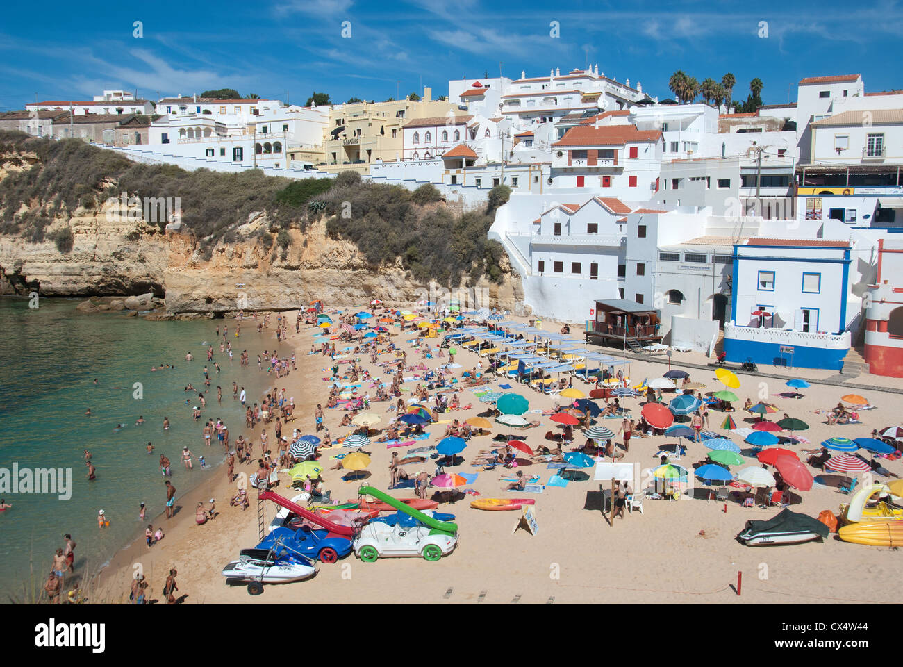 ALGARVE, Portogallo. Una vista della città e la spiaggia presso la località di villeggiatura di Praia do Carvoeiro. 2012. Foto Stock