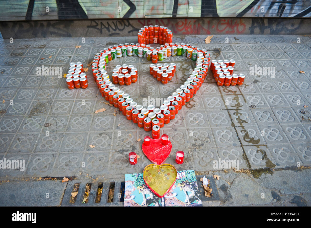 Barcellona venditore ambulante di fare l'amore display fuori di lattine di birra a Barcellona Catalonia Spagna ES Foto Stock