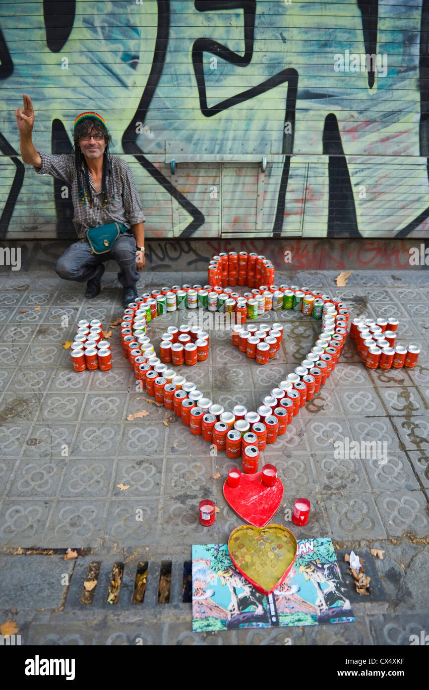 Barcellona venditore ambulante di fare l'amore display fuori di lattine di birra a Barcellona Catalonia Spagna ES Foto Stock
