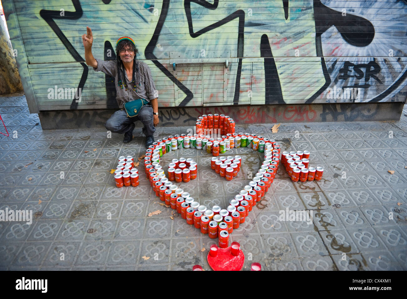 Barcellona venditore ambulante di fare l'amore display fuori di lattine di birra a Barcellona Catalonia Spagna ES Foto Stock