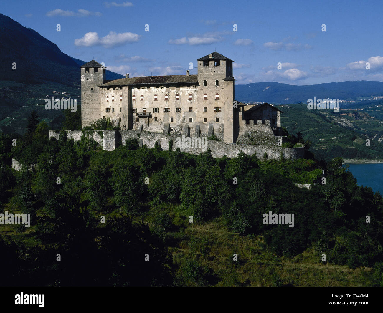 L'Italia. Trentino Alto Adige. Il castello di Cles e il Lago di Santa Giustina. Foto Stock