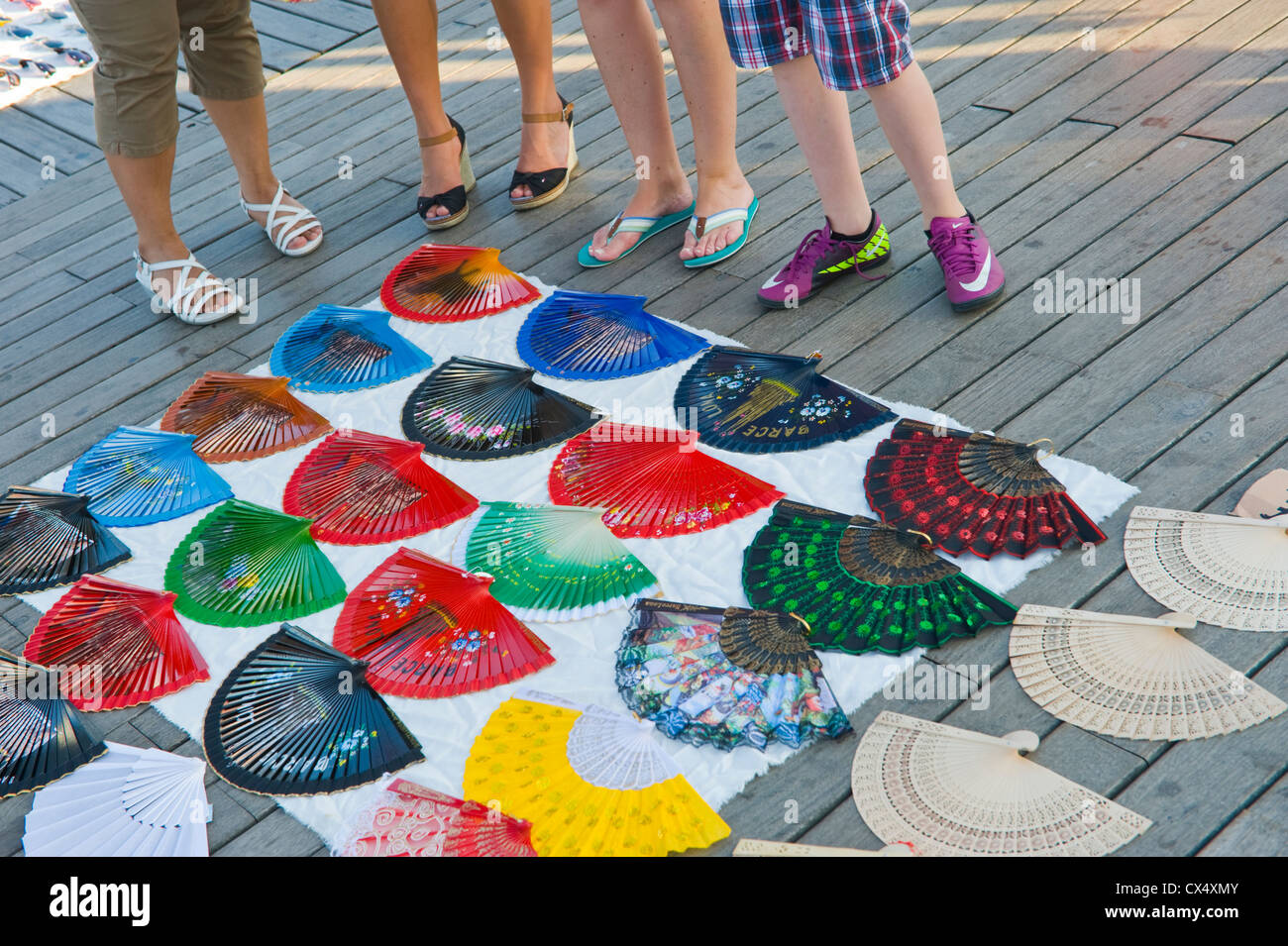 Barcellona Street venditore a vendere le ventole per i turisti a Barcellona Catalonia Spagna ES Foto Stock