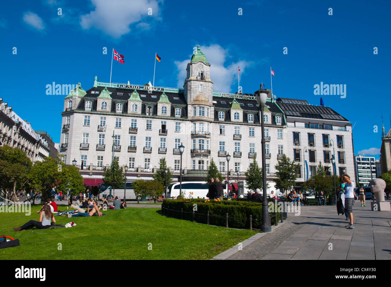 Eidsvolls plass Eidsvoll il quadrato con Grand Hotel in background del centro di Oslo Norvegia Europa Foto Stock