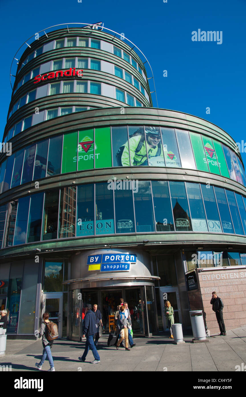 Byporten shopping centre e Scandic Hotel esterno piazza Jernbanetorget Sentrum centrale di Oslo Norvegia Europa Foto Stock